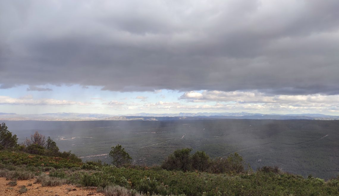 spanje gr7 e4 e7 solotocht soloreis vrouw alleen op reis hiken wandelen lange afstand hiker regen wind kou hoogtemeters spanje vallada dierenopvang wildkamperen trektocht avontuur wilde zwijnen spiritualiteit synchroniciteit the trail provides bang angst hulp verbinding alles komt goed gevaar