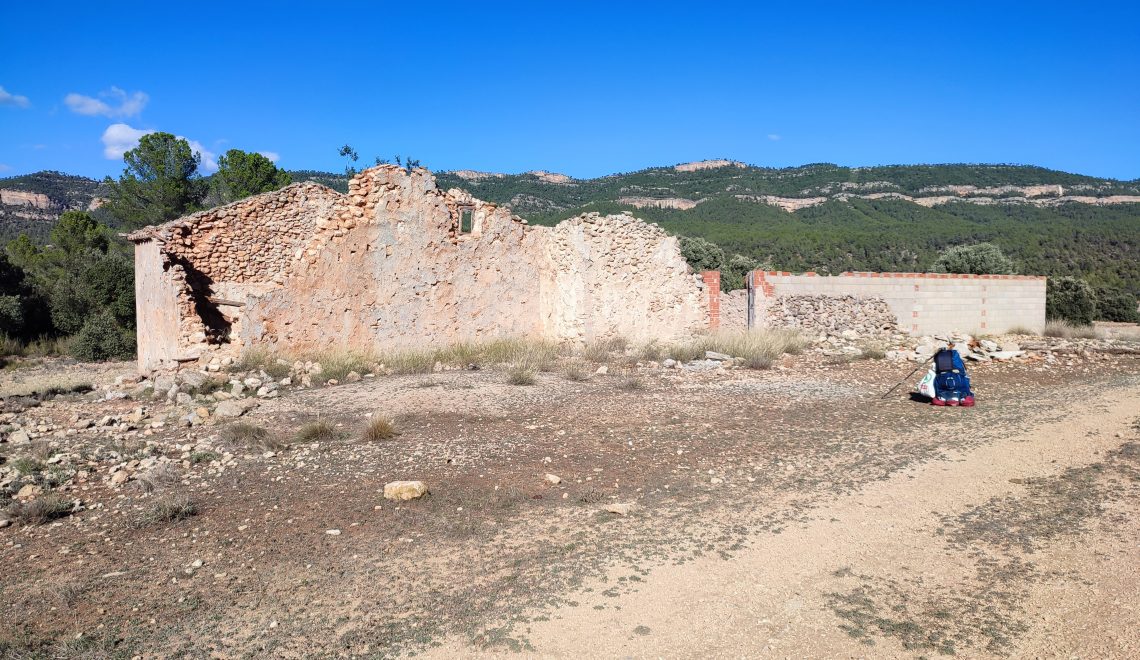 e4 e7 gr7 spanje valencia hiken trektocht solotocht vrouw alleen op reis pad wandelen lange afstand wandeling reizen avontuur backpacken wildernis binnenland koud vorst wind water rantsoen planning bron planning trail provides synchroniciteit klein nietig wildernis dieren herten reeen zwijnen wild geiten water dorst wildkamperen tent