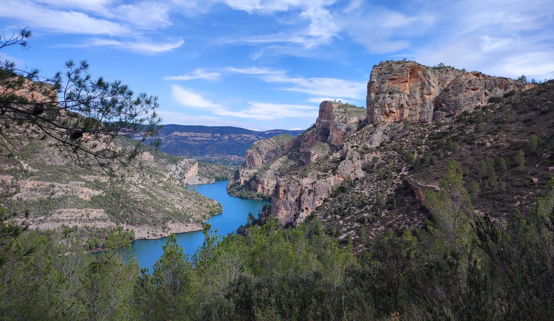 cortes de pallas spanje e4 e7 gr7 hiken wandelen trektocht backpacken soloreis vrouw alleen op pad tent kamperen rustdag bijkomen eten drinken slapen douchen planning level 2 fysiek contact missen regenboog onweer slecht weer weeralarm overstromingen valencia avontuur michelle houtman